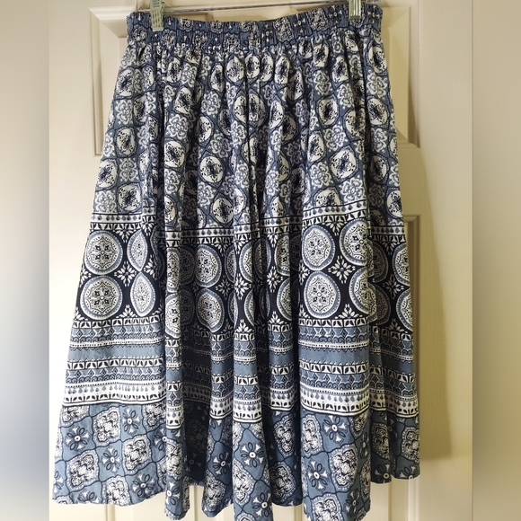 Patterned skirt Sz M gray - Picture 3 of 3